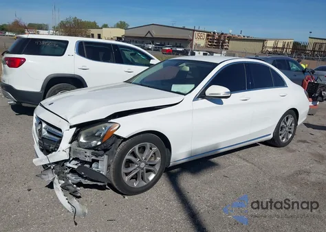 2015 Mercedes-Benz C 300 z USA, uszkodzony, nr VIN 55SWF4JBXFU087849